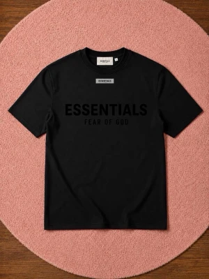 Äkta Svart Essentials Fear of God t-shirt - Snygg svart t-shirt från Fear of God Essentials med stor logga på bröstet. Klassisk rund halsringning och korta ärmar. Tillverkad i mjuk bomull för en skön och avslappnad känsla. Perfekt till streetwear-stilen.