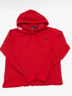 Röd hoodie från Polo Ralph Lauren - Riktigt snygg röd hoodie från Polo Ralph Lauren med klassisk huva och dragsko. Tillverkad i ett mjukt, ribbat material och har den ikoniska lilla loggan broderad på bröstet. Långa ärmar och känguruficka framtill gör den både chill och stilren.