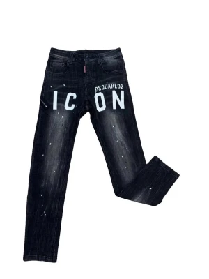Svarta Dsquared2 ICON jeans - Snygga svarta jeans från Dsquared2 med vit 'ICON'-text och logga framtill. Jeansen har en slim fit-modell, slitna detaljer och stänk för en cool streetstyle-look. Klassisk femficksdesign och dragkedja. Perfekta för dig som vill sticka ut.