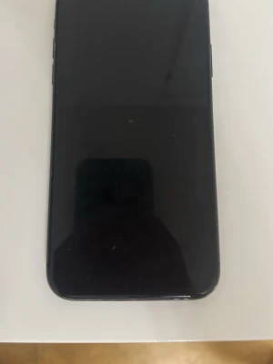 Svart iPhone 11  - Fungerar som den ska. Face ID, kameror och laddning fungerar utan problem. Telefonen har normalt slitage med några märken på ramen. Batterihälsa: 69 %. Återställd och utloggad från iCloud, redo för ny användare.