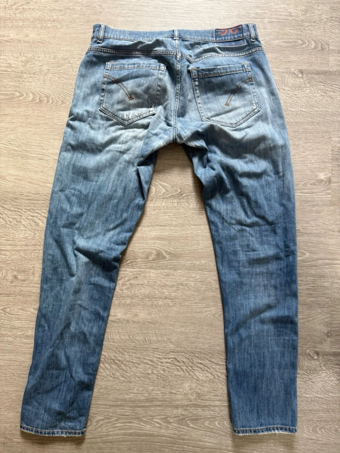 Blå slitna jeans med hål - 1