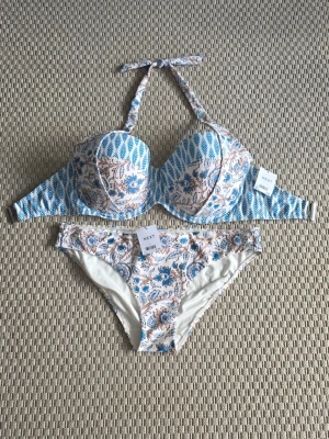 Bikini NEXT  - Bikini från NEXT. Överdel strl 75G, Underdel strl 42. Helt ny och oanvänd. Nypris 545kr. 