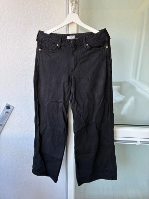 Wrangler light weight jeans - Supersköna och lätta jeans, använda fåtal gånger, tyvärr lite långa för mig som är 160cm. Midja 29, längd 32. Motsvarar storlek 38 skulle jag säga. Nypris över 1000kr