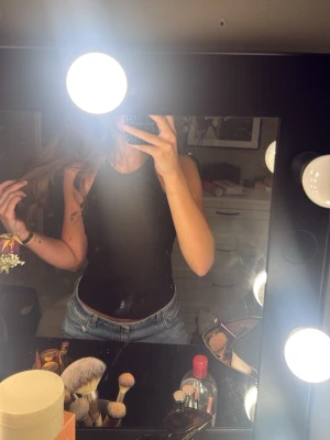 Svart ärmlös zara topp - Snygg svart ärmlös linnetopp med hög hals och tight passform. Köptes nyligen och är inte använd, nypris var 300💗