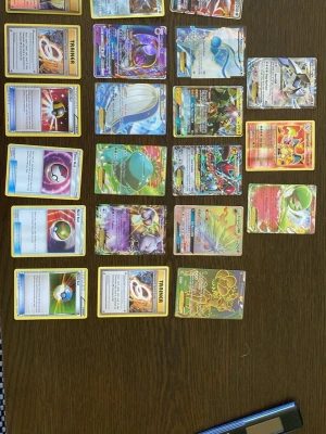 Samling Pokémonkort med holo och EX - Säljer en samling Pokémonkort med flera holo, EX och full art-kort. Bland annat Charizard, Venusaur EX och andra sällsynta och färgglada kort. Perfekt för samlare eller dig som vill bygga en stark lek. Kort i olika färger och motiv, vissa med glansig yta.