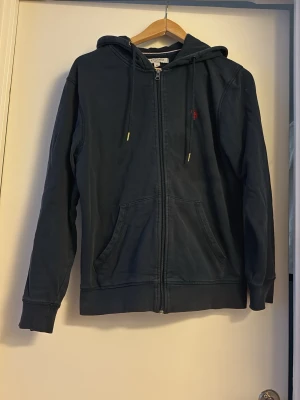 U.S. Polo Assn. hoodie - En fet hoodie som jag har gått vidare ifrån tyvvär. Den har ett par fläckar men inget som inte borde gå bort i tvätten! Priset är inte hugget i sten. Skriv vid funderingar!😁