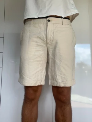Beige Linneshorts  - Beige shorts i 56% linne och 44% bomull från J.Lindberg. Strl 32. Inga defekter. Modellen är 178 cm och väger 77 kg. Hör gärna av dig vid frågor!