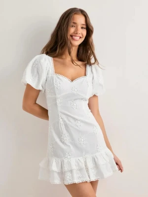 Cute Embroidered Dress från Nelly  - Gullig vit klänning Kommer inte komma till användning, aldrig använd. Kommer inte komma in fler på lager hos Nelly igen.                                     Perfekt för sommarens alla tillfällen.