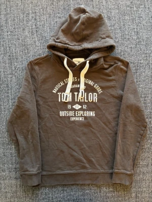 Tom tailor hoodie ~ sällsynt modell - Sjukt eftertraktad Tom Tailor hoodie ~ 2000’s modell som inte längre produceras | st M/true size | Rekomenderad längd mellan 170–182cm | färg brun | klassisk passform | OBS kan gå ner lite i pris vid snabb affär! 🏄