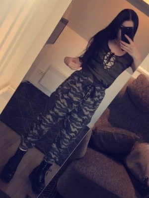 Gröna camobyxor cargobyxor camouflage militärbyxor baddie - De är väldigt korta, men man kan ha långa skor till, eller så kanske man gillar capri-looken, eller om man är under ca 158cm så är nog längden bra! Passar XXS-S