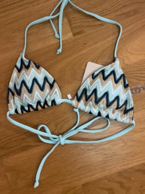 Bikini överdel - En jätte fin bikini överdel, säljer den pågrund av att den var alldeles för liten. Inte använd och har fortfarande taggen på. (Varan är från shein)