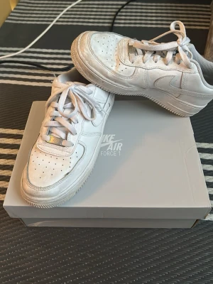 Air Force 1 - Ett par använda air force 1 i storlek 38,5. Köpta från jd sport för ungefär 1000kr.