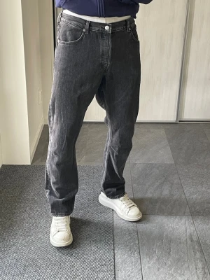 Weekday wire jeans - Säljer ett par svarta jeans med rak passform och klassisk femficksdesign. Jeansen har normal midja och stängs med dragkedja och knapp. Perfekta för en stilren och enkel look. Modellen är från Weekday och heter Wire. Nypriset är runt 600-800kr. 