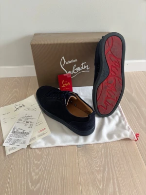 Christian Louboutin skor  - Säljer ett par riktigt feta Loubs som är använda ett fåtal gånger. Kvitto och äkthetsbevis medföljer samt skopåse. Vid intresse eller frågor är det bara att höra av sig. Pris går att diskutera. 
