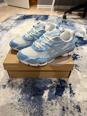 ljusblå asics gel nyc - skick som på bilderna. låda tillkommer!