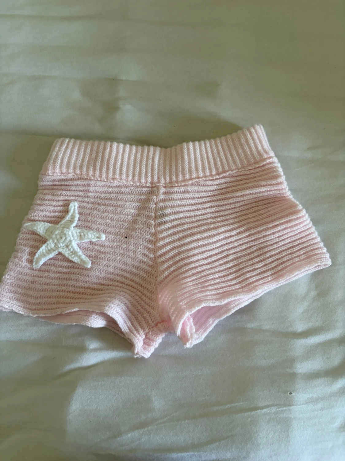 Ljusrosa ribbade stickade shorts