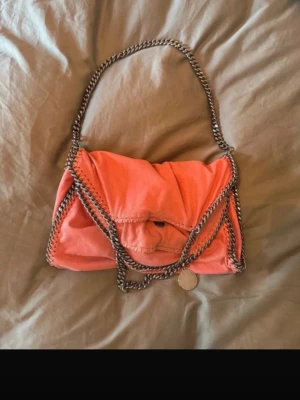 Korallrosa Stella McCartney handväska - Jätte fin väska som är lite glittrig 🩷