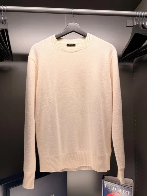 Massimo dutti - En stilren krämvit tröja  med rund halsringning och ribbade muddar vid ärmslut och nederkant. Tröjan har en klassisk rak passform och är tillverkad i ett mjukt material som ger en clean och tidlös look.