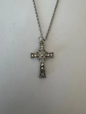 Halsband silvrigt kors med silverstenar  - Halsband som inte är i äkta silver/guld. Kedja är oftast 50cm men kan ibland komma i 45cm. Kedja är rostfritt stål, berlock oftast i zinklegering men kan även det i vissa fall vara rostfritt stål. Be gärna om mått på berlock om detta är viktigt då bilderna är missvisande när det gäller hur stora dom är! 🌹❤️  Allt är nytt.  Bud accepteras inte 🥰🌹
