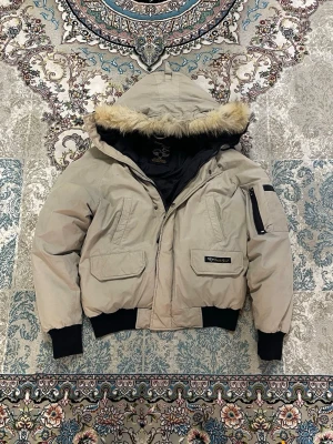 Bomberjacka - Schysst jacka i storlek XS. Passar nog 160-168. Inga skador eller fläckar, kan skicka mått om det behövs 