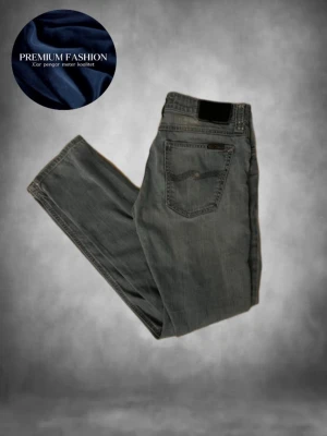 Blå nudie jeans  - Tjenaret! Säljer nu ett par riktigt schyssta nudie jeans k storlek 29/30. sitter bra på killen på bilden som är va 170! Mycket bra skick inga defekter! Hör av dig vid minsta fundering MVH premium fashion🤩