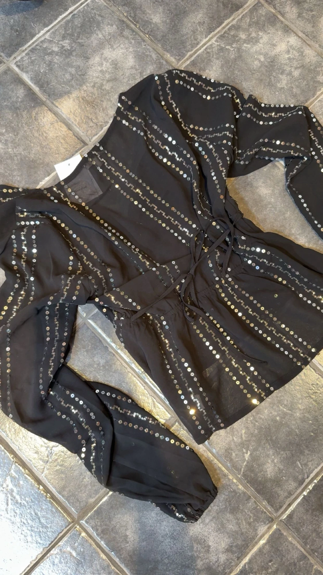 Svart blus med paljettdetaljer från Subdued - 2