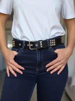 Svart punk bälte - Svart bälte med nitar, designade i en Y2K metallpunkrockstil, utrustade med spänne i rostfritt stål. PU läder. Länd 110 cm. Bredd 3,6 cm. Dessa bälten är unisex, vilket gör dem perfekta för par, och de passar bra med jeans och vardagsbyxor.