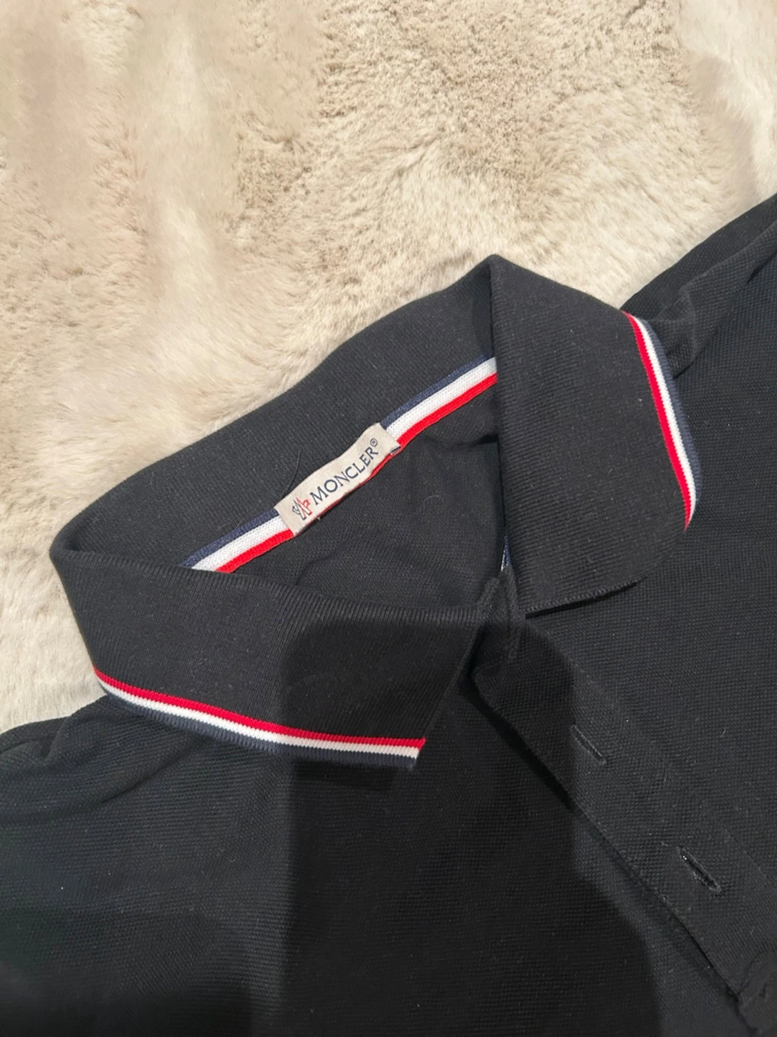 Riktigt snygg Svart pikétröja med rödvit kant - 1