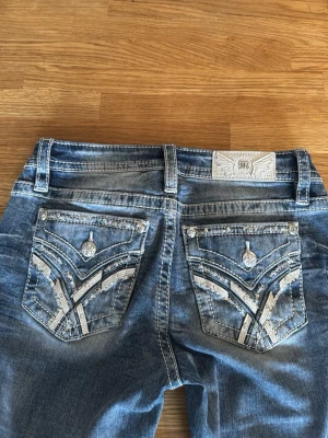 Miss Me jeans blå jättebra skick!  - Säljer ett par blå jeans från Miss Me som är i jättebra skick och de är bootcut! strl 26 och L32! köpta för 2300kr ! men säljer dem för 1100kr! pris kan diskuteras vid snab affär