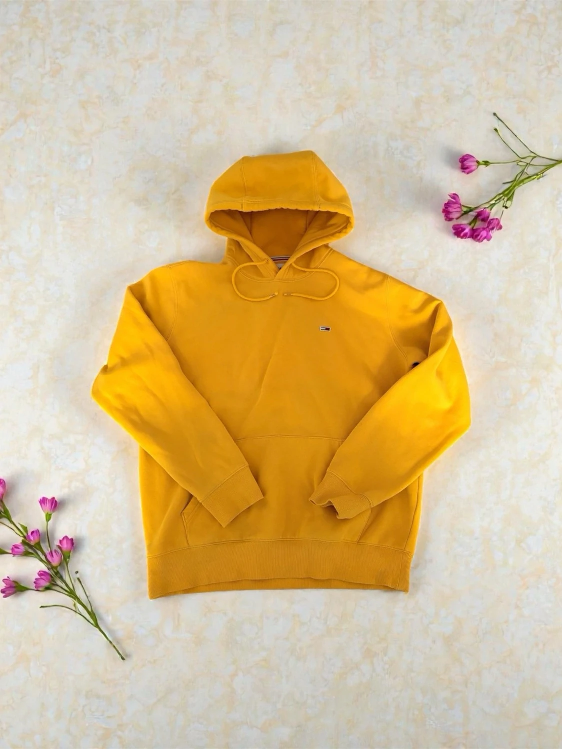 Gul hoodie från Tommy Jeans