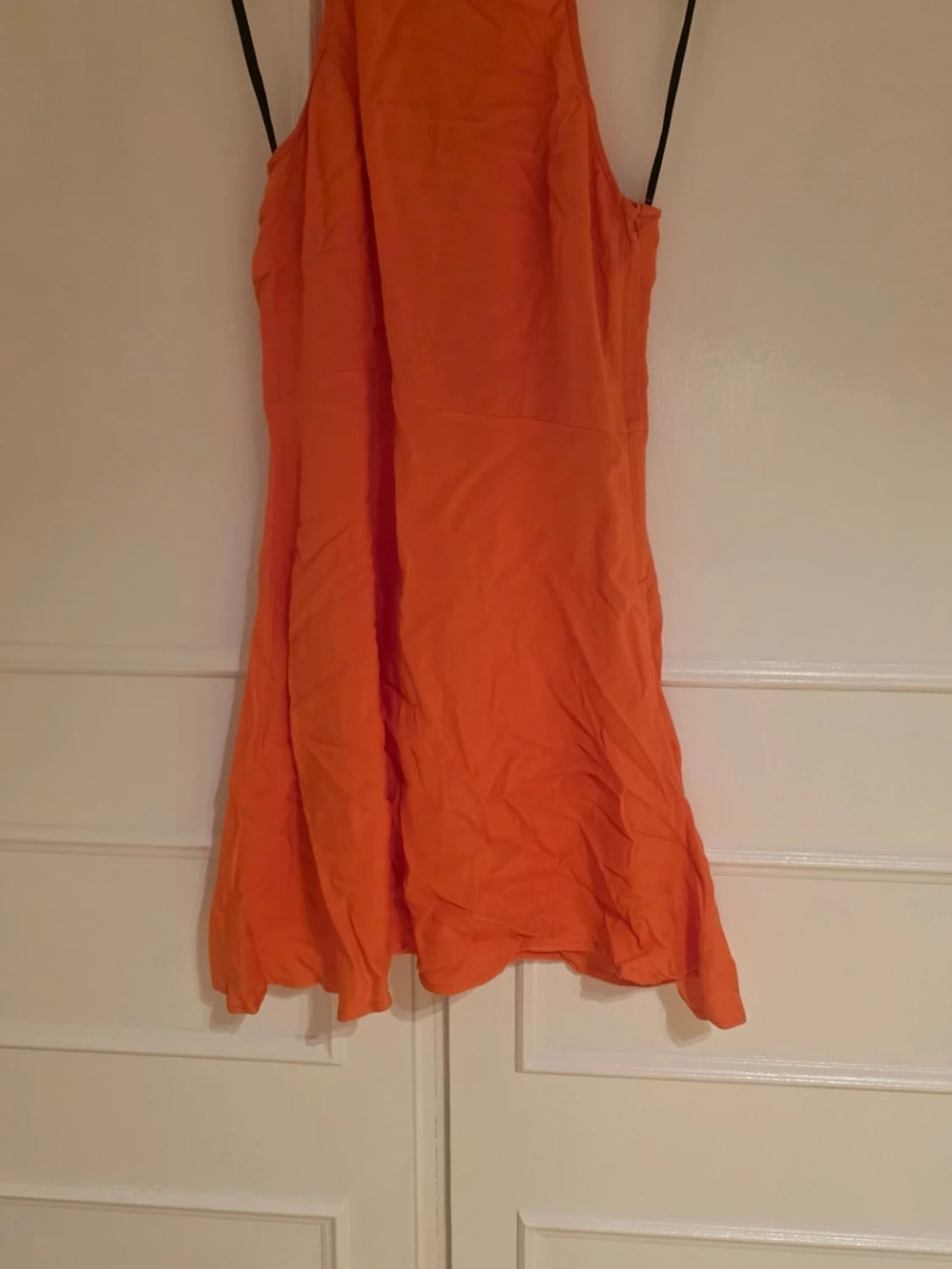 Corall färgad klänning