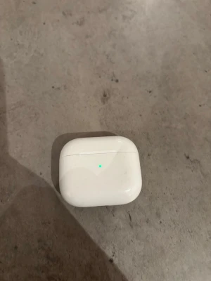 AirPods Pro  - Säljer nu mina äkta AirPods Pro då jag inte använder dom längre dom är i använda skick men funkar hur bra som helst. Fraktas samma dag!