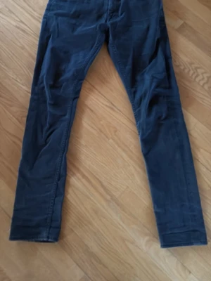 Tiger of Sweden svarta  slim fit jeans ”pistolero” - Snygga svarta jeans med slim fit passform och klassisk femficksdesign. Modell Pistolero stl 30/34