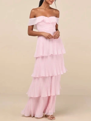 Rosa Balklänning - Jättefin rosa balklänning från Lulus, helt ny med prislapp och allt kvar. Storlek M/38/40 Säljer för att den inte passade mig. 