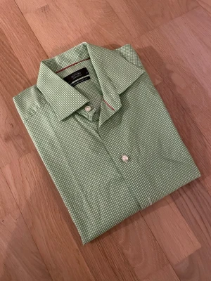 Grön rutig skjorta från Eton - Snygg grön skjorta från Eton i contemporary fit. Nypris ca 1700kr mitt pris endast 199 kr. Fraktar inom 1 dag, om du har någon fundering så är det bara att höra av sig😊