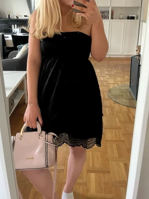 Svart ny klänning  - En ny klänning med prislappen kvar ifrån Zoul i storlek 38💕