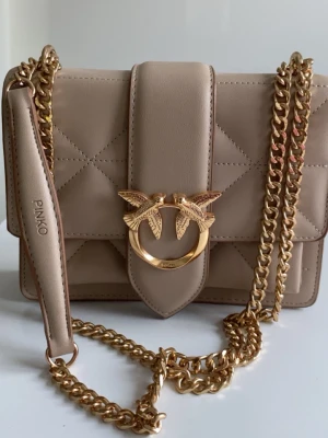 Beige quiltad Pinko handväska - Snygg beige handväska från Pinko aldrig använd. 🩷