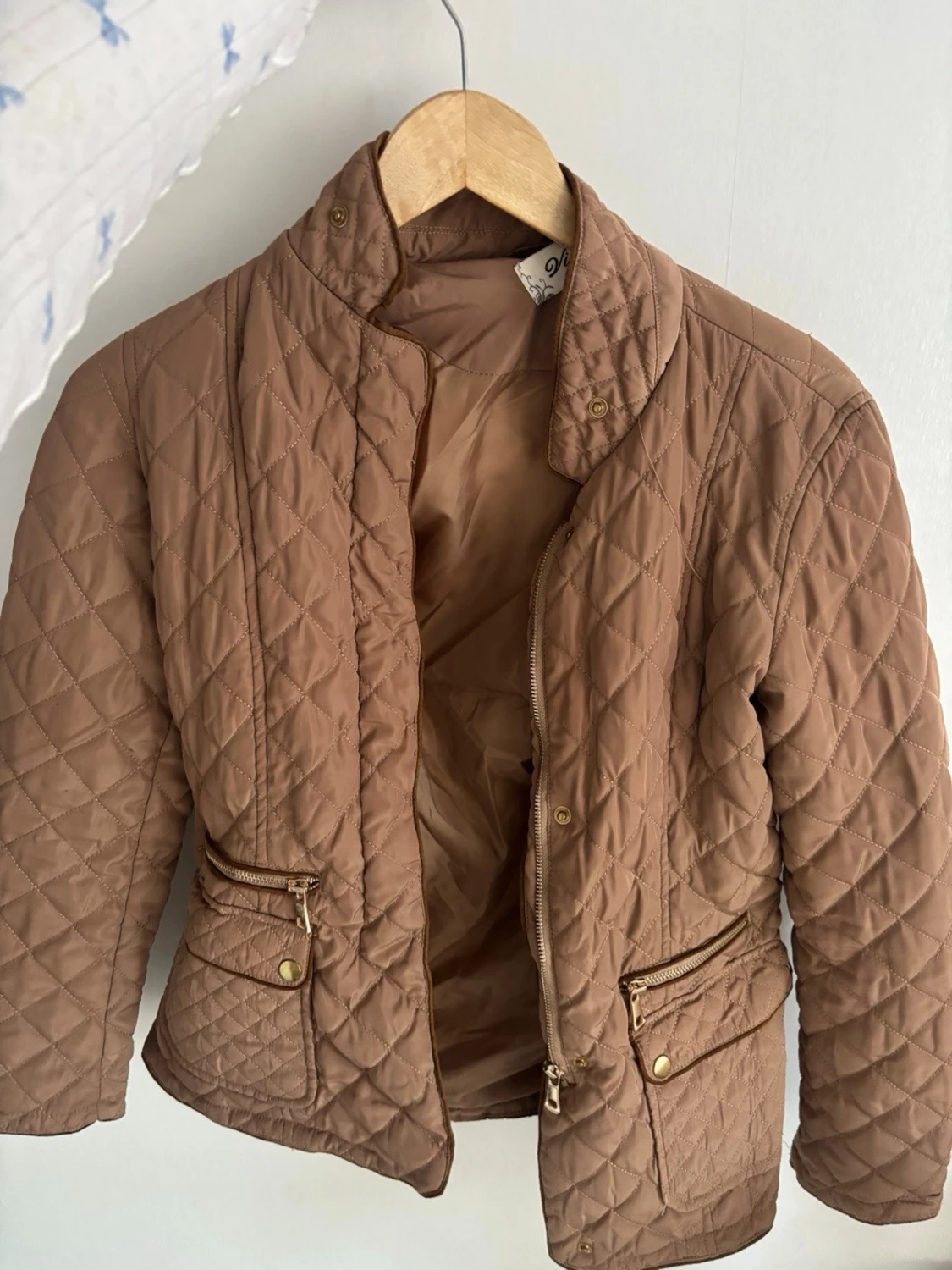 Brun quiltad jacka med gulddetaljer - 1