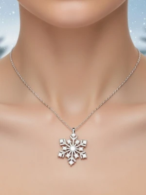 Silverfärgat halsband med snöflinga - Snyggt halsband i silverfärg med ett hängsmycke format som en snöflinga. Kedjan är tunn och smidig med ett klassiskt klolås. Pläterad. Längd på kedja 40 cm + 5 cm. Berlock 1,5 × 1,5 cm. Snöflingan har små glittrande stenar som ger extra bling till din look. Perfekt accessoar för dig som gillar vinterinspirerade smycken.