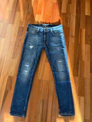 Nudie Jeans med slitningar  - Riktigt snygga nudie jeans med slitningar som jag säljer för ett kanonpris. Jag säljer de på grund av att de inte längre används . Storlek W31 L32. Slim fit