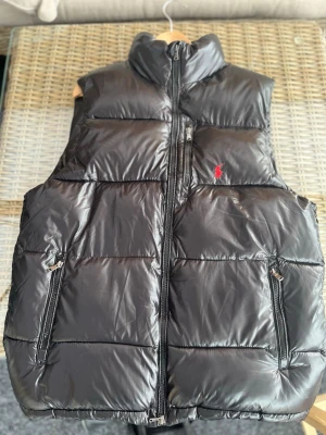 Svart dunväst från Polo Ralph Lauren - Är 183 och denna väst passar bra som ni ser.                               Kolla in min bundel för bådda västen och hoodien.