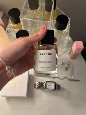 essnce elle la nuit 🍸🐚🖤 - jätte fin parfym som heter hon på natten på franska !!!! liknar deras black velvet / kända black optimum parfymen i doft fast något mildare och ungdomligare !!  festlig o passar alla åldrar. helt ny. Du kommer STICKA UT!!! 🖤🖤