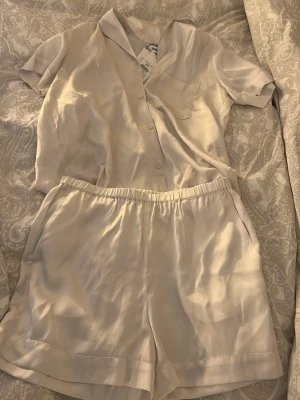 Silkes pyjamas  - Helt oanvänd silkes pyjamas i storlek xs från Kappahl. Färgen är lite vit beige