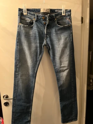 Blå slim fit jeans från Diesel - Snygga blå slim fit jeans från Diesel med klassisk femficksmodell och slitna detaljer. Jeansen har en ljus tvätt med markerade partier och vita sömmar. Tillverkade i bomull med en liten stretch för skön passform. Perfekta till en avslappnad streetstil.