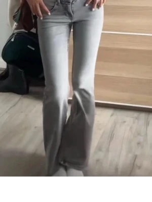 Ljusgrå bootcut jeans - Aldrig använda men har inte kvar kvittot så säljer dem bara 