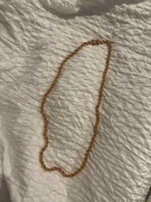 Guldhalsband - Kejsar kedja aldrig använd köpt för 2099, information om smycket finns på de två sista bilderna de är i löngd 55cm.💗