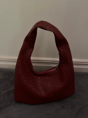 Burgundy väska  - Säljer en jättesnygg mellanstor väska i nyskick♥️