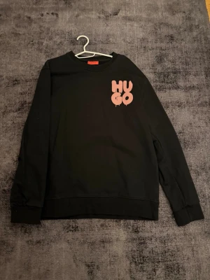 Hugo sweatshirt - Tröjan har krympt lite och sitter som en M/L.  Riktigt fräsch och unik.