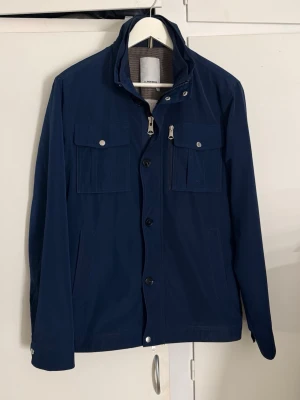 J.Lindeberg jacka - Säljer en riktigt snygg J.Lindeberg jacka i en snygg mörkblå färg. Storlek M. Mycket bra skick! Hör av er🤗