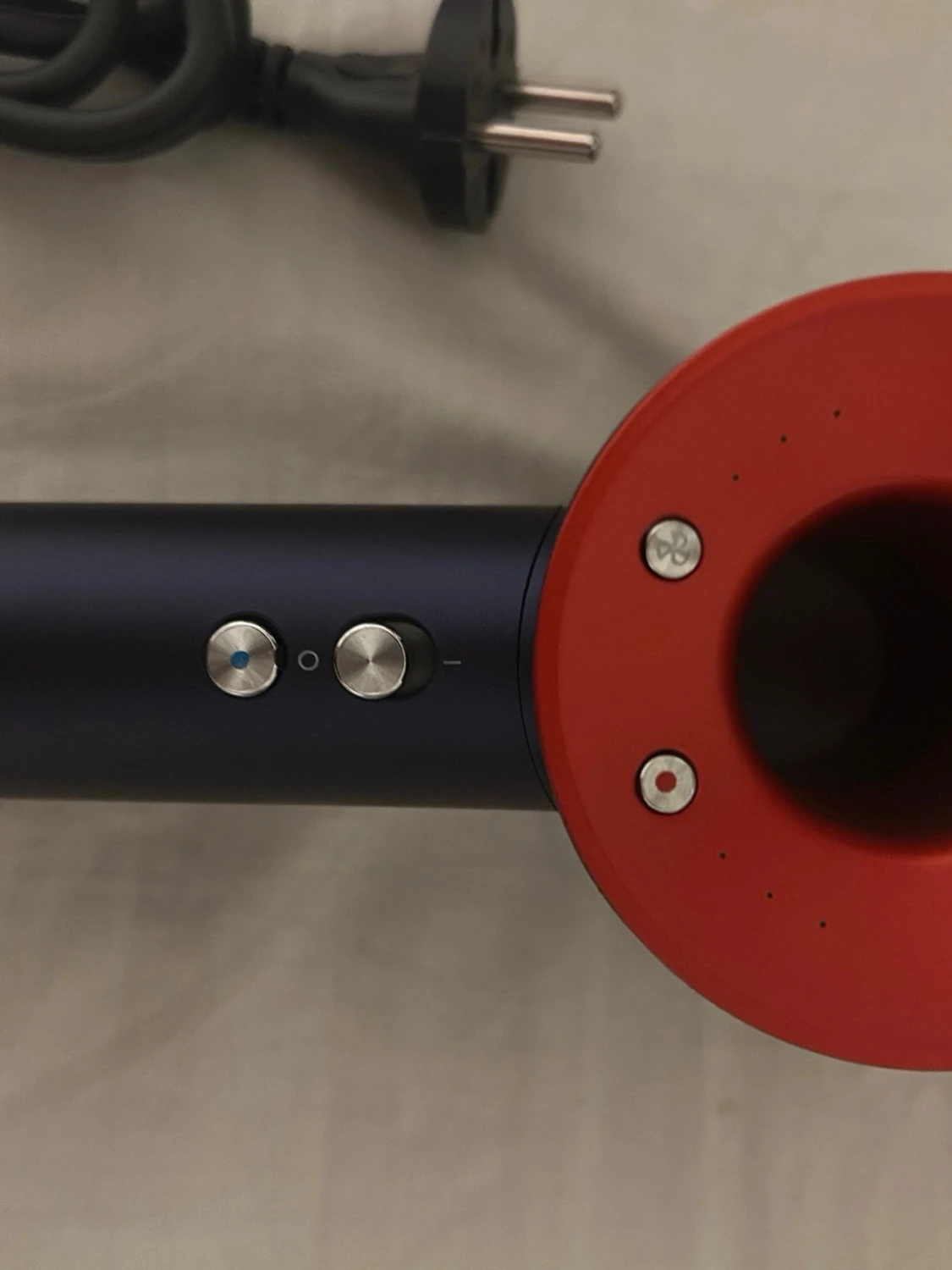 Blå och röd hårfön - 2